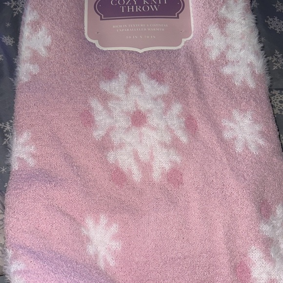 Twilight town, Christmas, pink and white snowflake fuzzy blanket - Picture 4 of 4